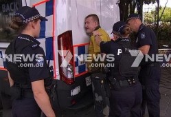 新闻爆料袭警案例最新版,暴力冲突升级，警民关系再引关注